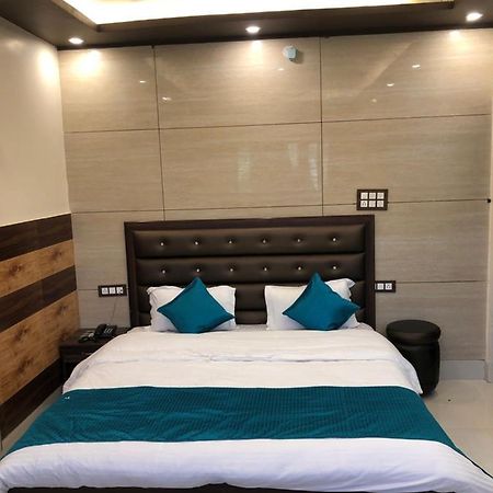 Hotel Famous Haridwār Екстериор снимка