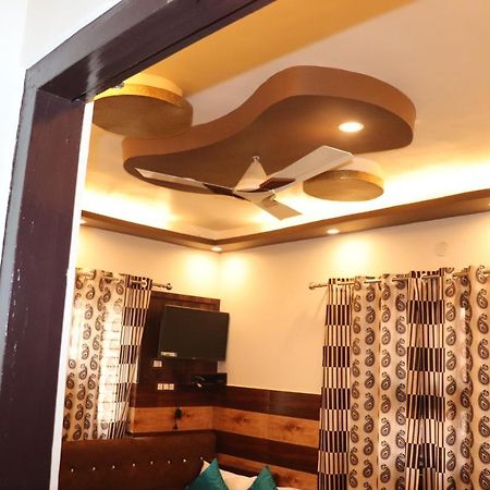 Hotel Famous Haridwār Екстериор снимка