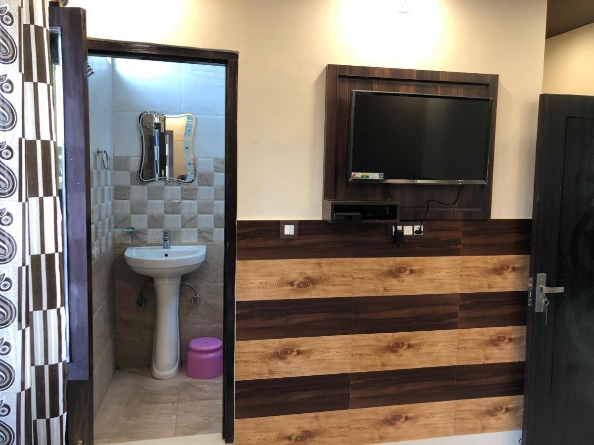 Hotel Famous Haridwār Екстериор снимка