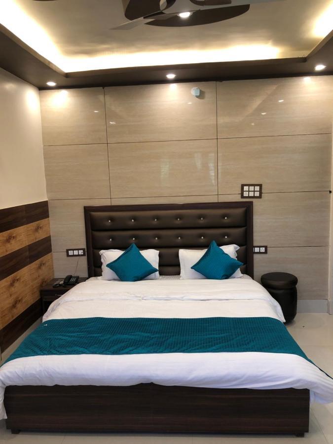 Hotel Famous Haridwār Екстериор снимка
