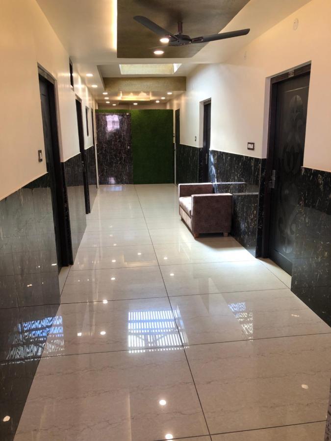 Hotel Famous Haridwār Екстериор снимка