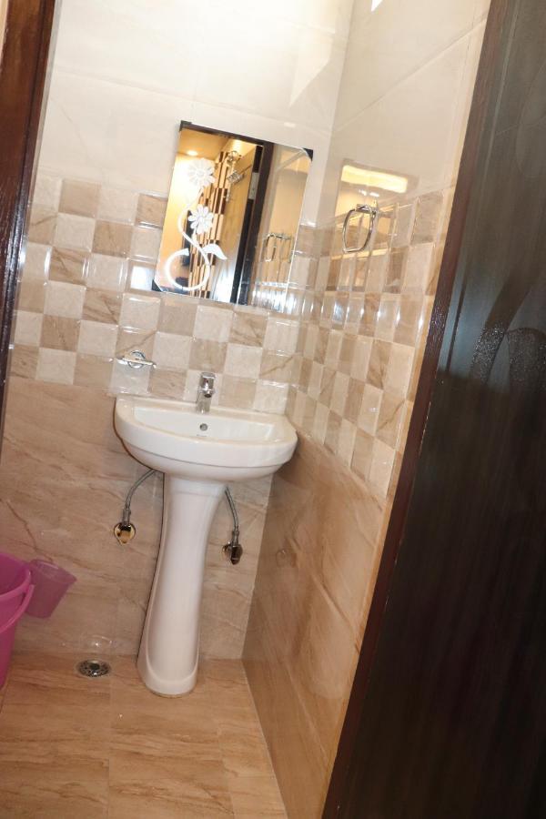 Hotel Famous Haridwār Екстериор снимка