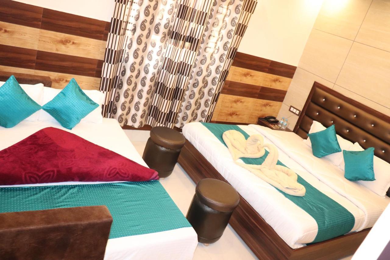 Hotel Famous Haridwār Екстериор снимка