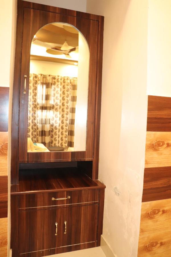 Hotel Famous Haridwār Екстериор снимка