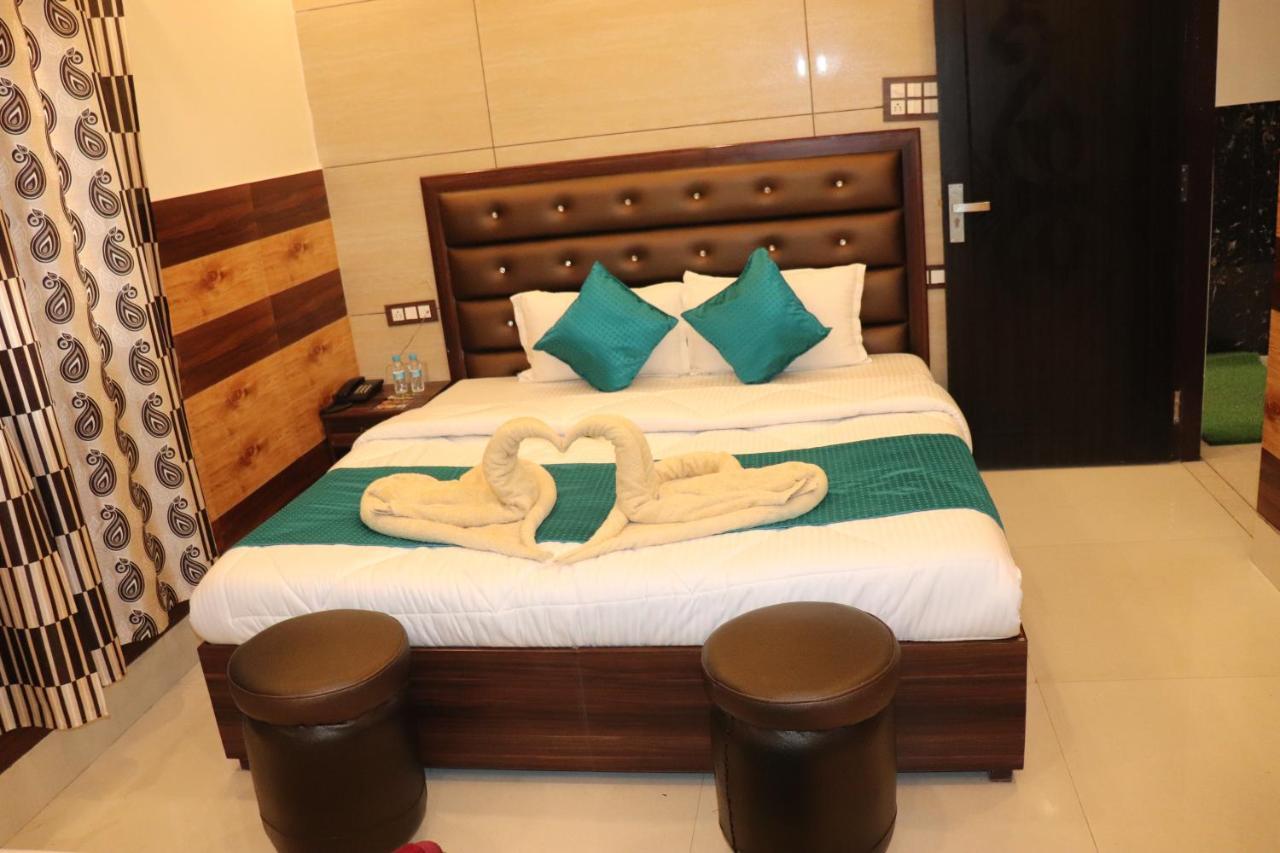 Hotel Famous Haridwār Екстериор снимка