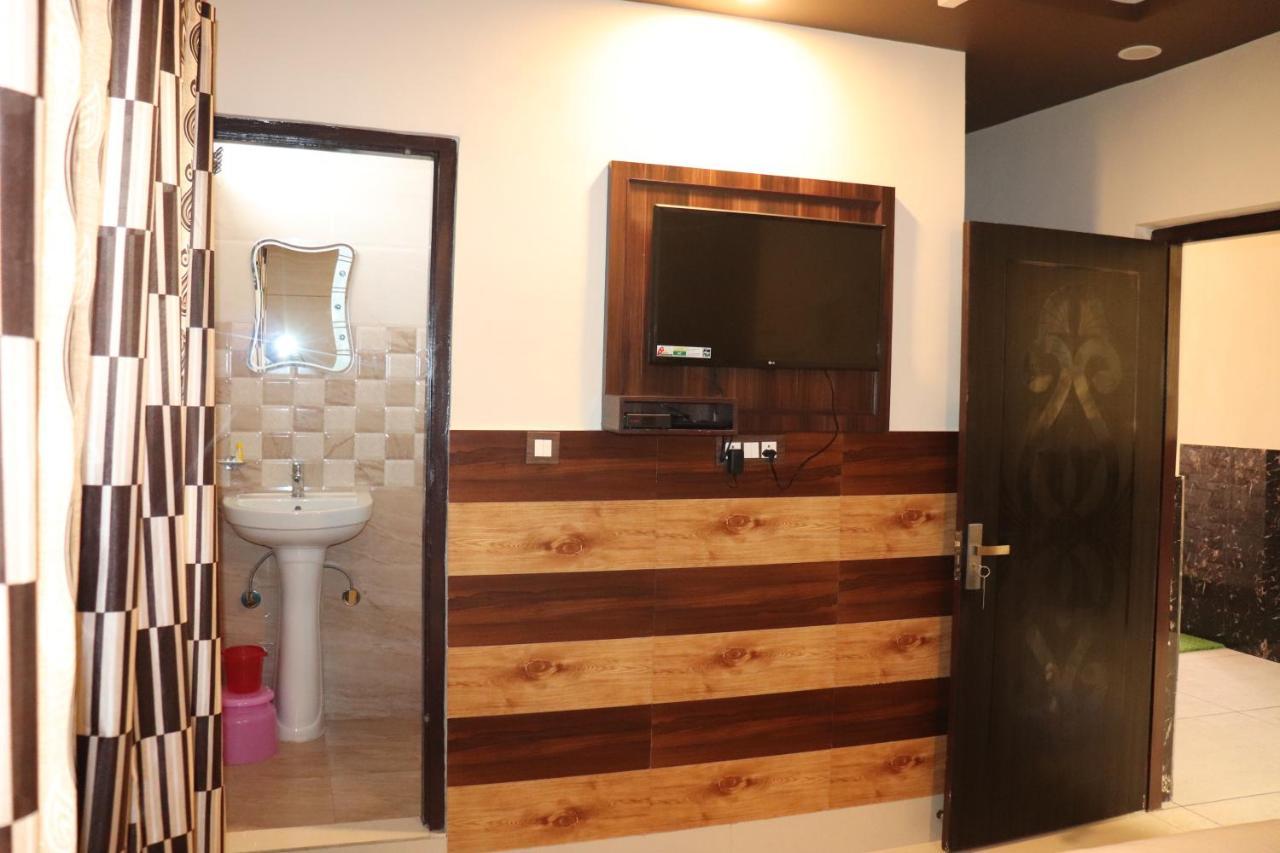 Hotel Famous Haridwār Екстериор снимка