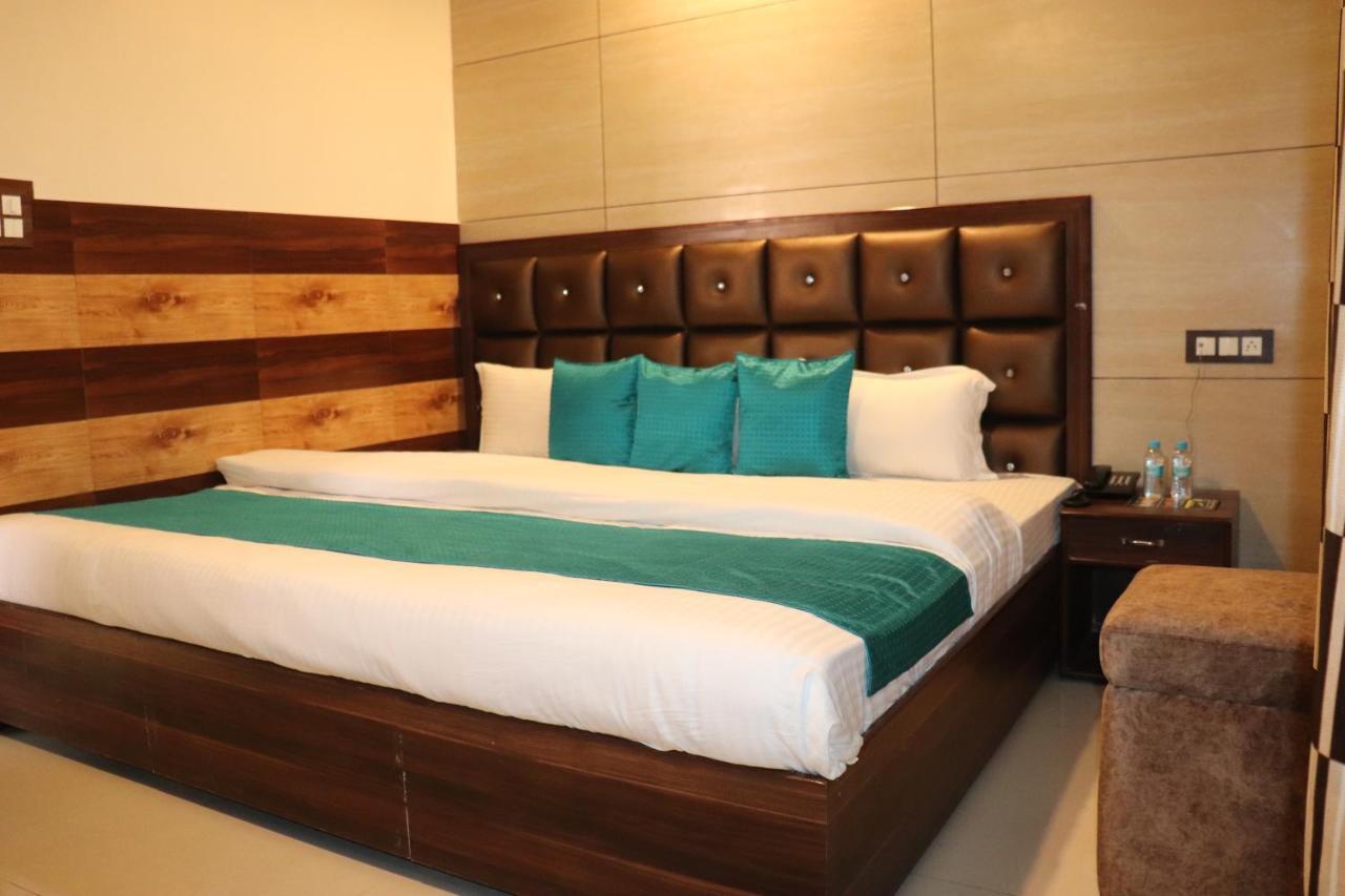 Hotel Famous Haridwār Екстериор снимка