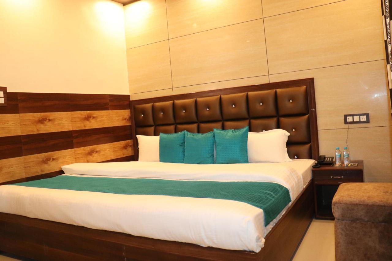 Hotel Famous Haridwār Екстериор снимка