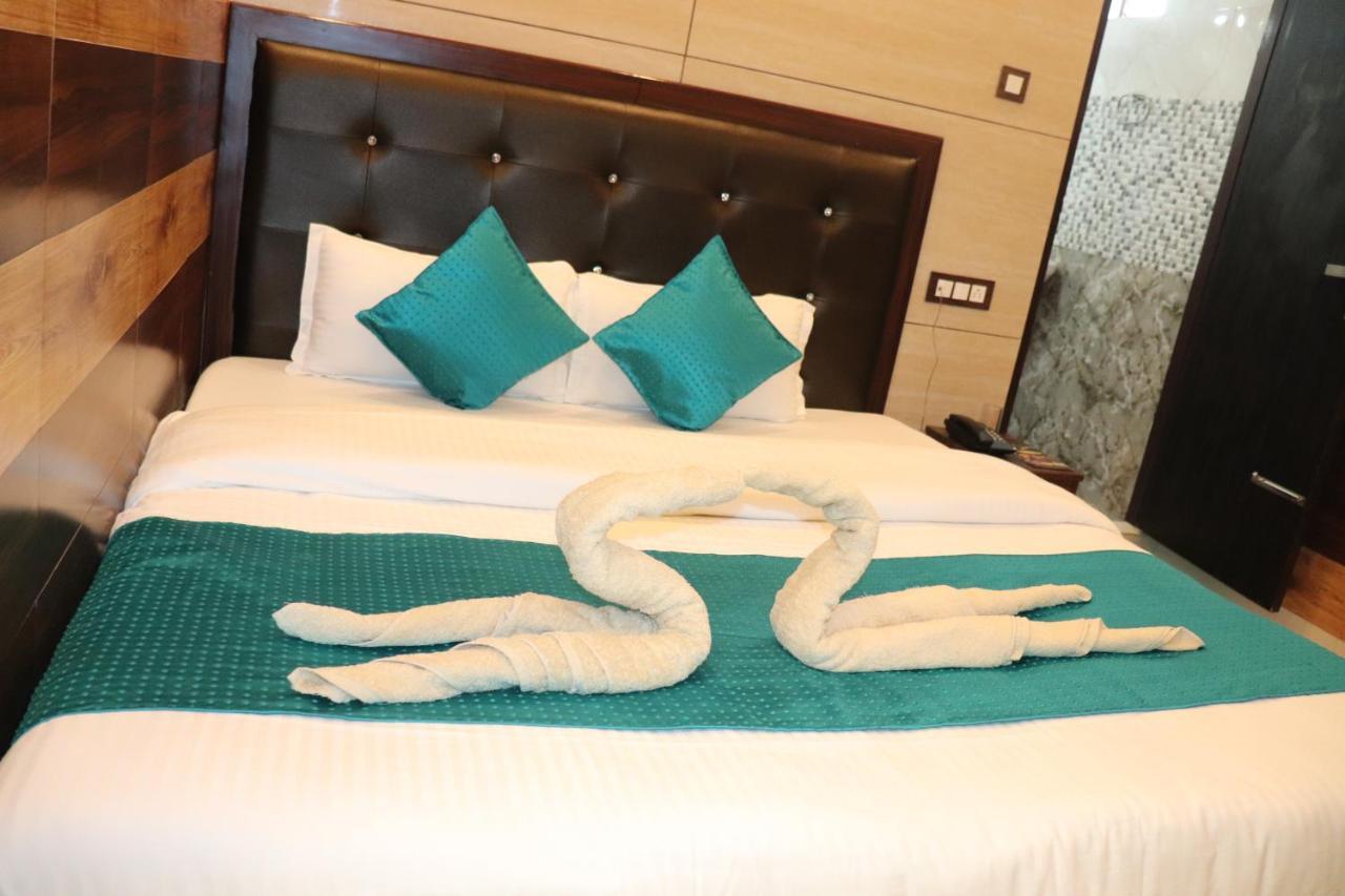 Hotel Famous Haridwār Екстериор снимка