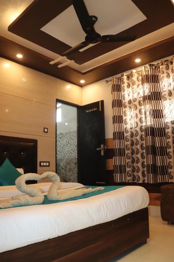Hotel Famous Haridwār Екстериор снимка