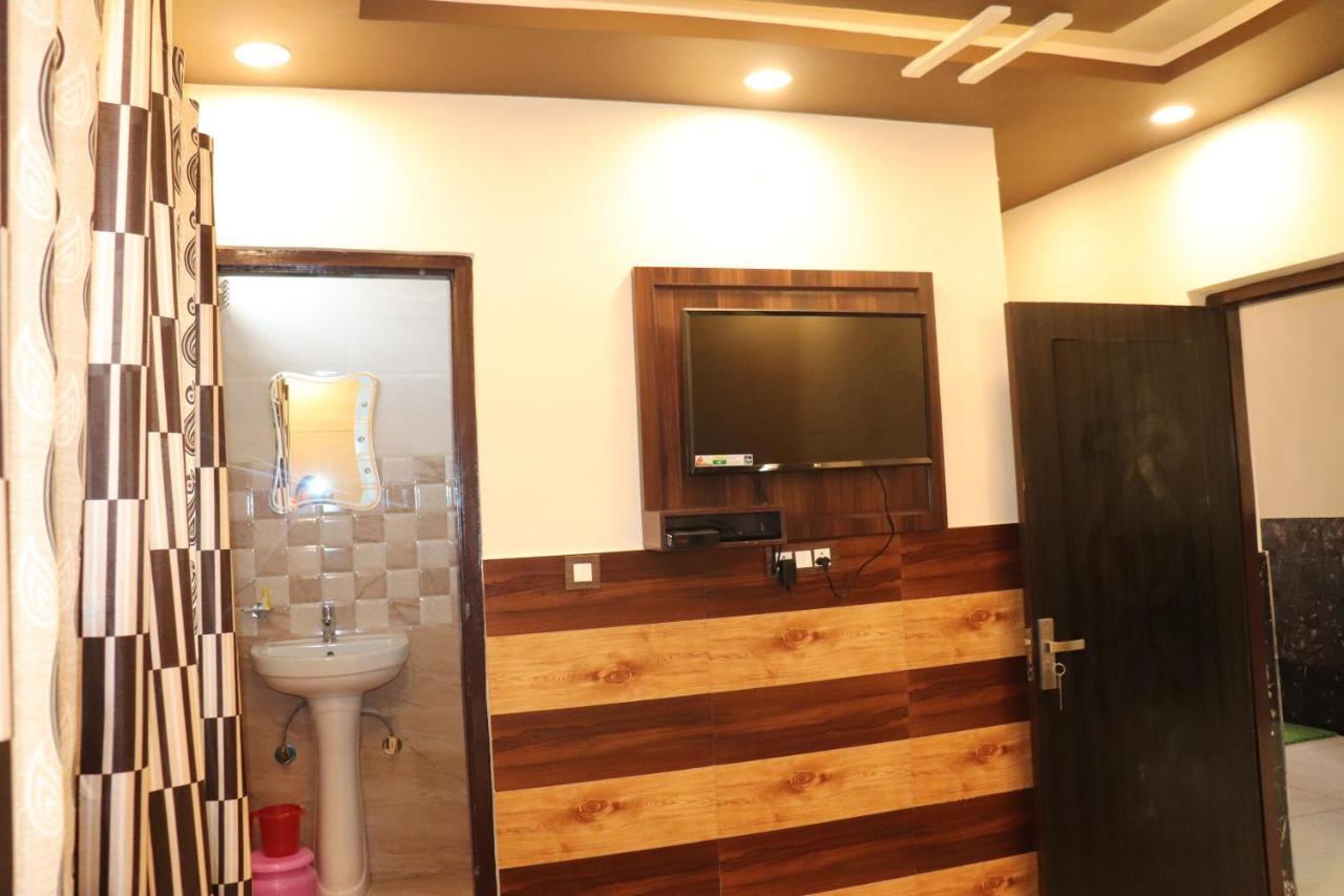 Hotel Famous Haridwār Екстериор снимка