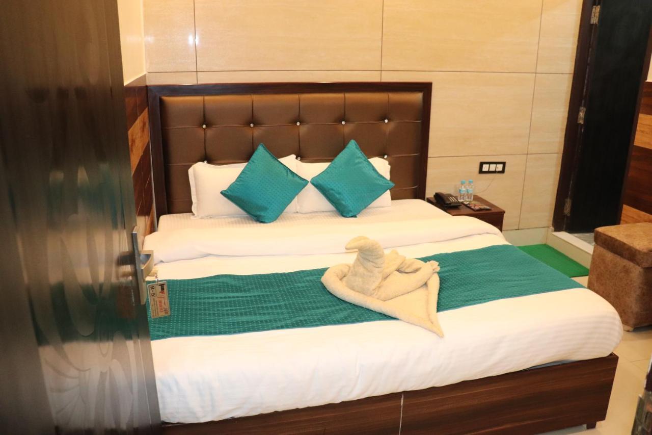 Hotel Famous Haridwār Екстериор снимка