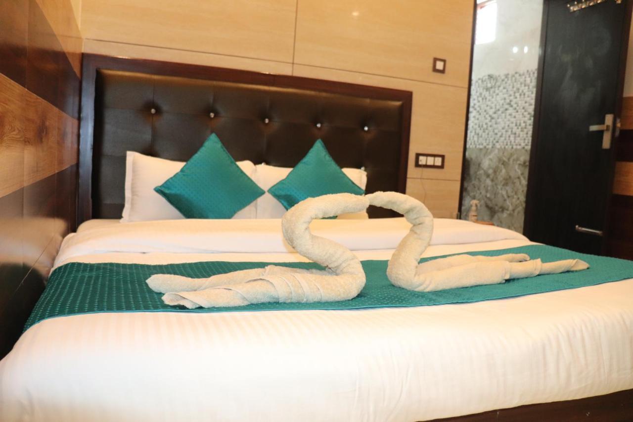 Hotel Famous Haridwār Екстериор снимка