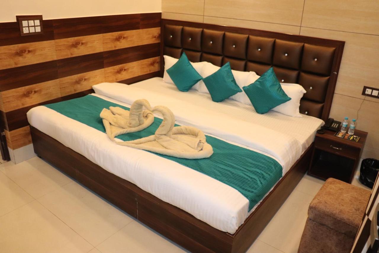 Hotel Famous Haridwār Екстериор снимка