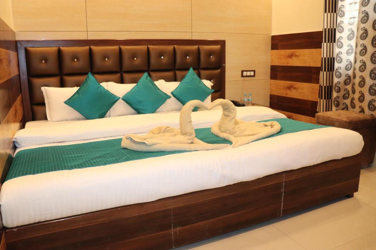 Hotel Famous Haridwār Екстериор снимка