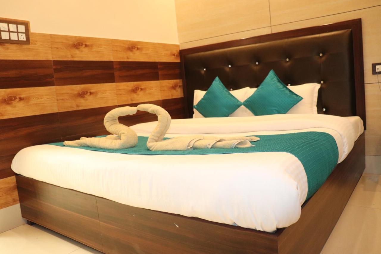 Hotel Famous Haridwār Екстериор снимка