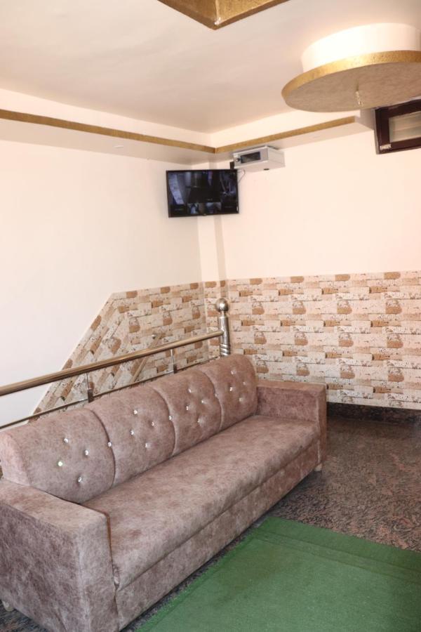 Hotel Famous Haridwār Екстериор снимка