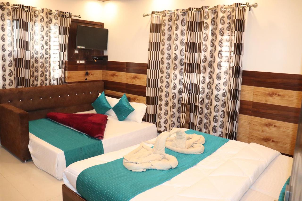 Hotel Famous Haridwār Екстериор снимка