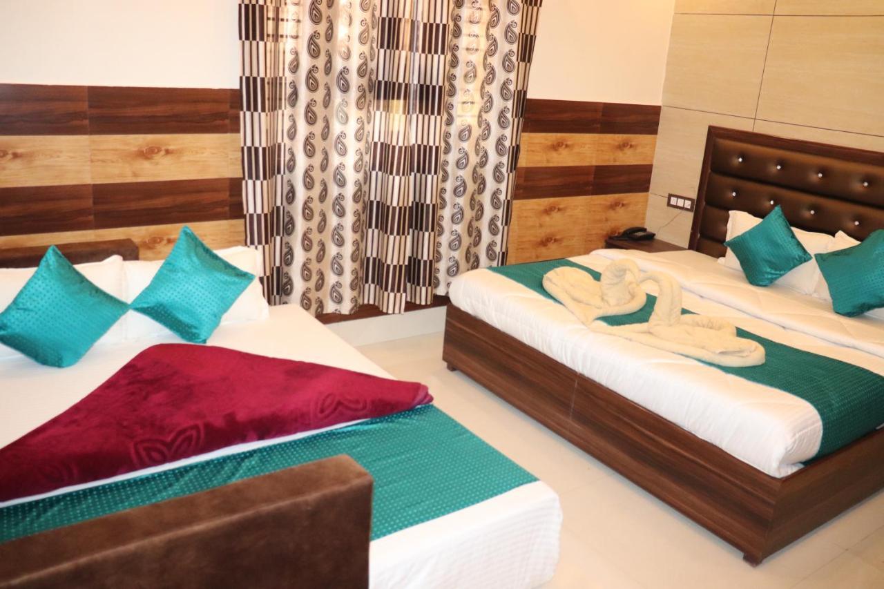 Hotel Famous Haridwār Екстериор снимка