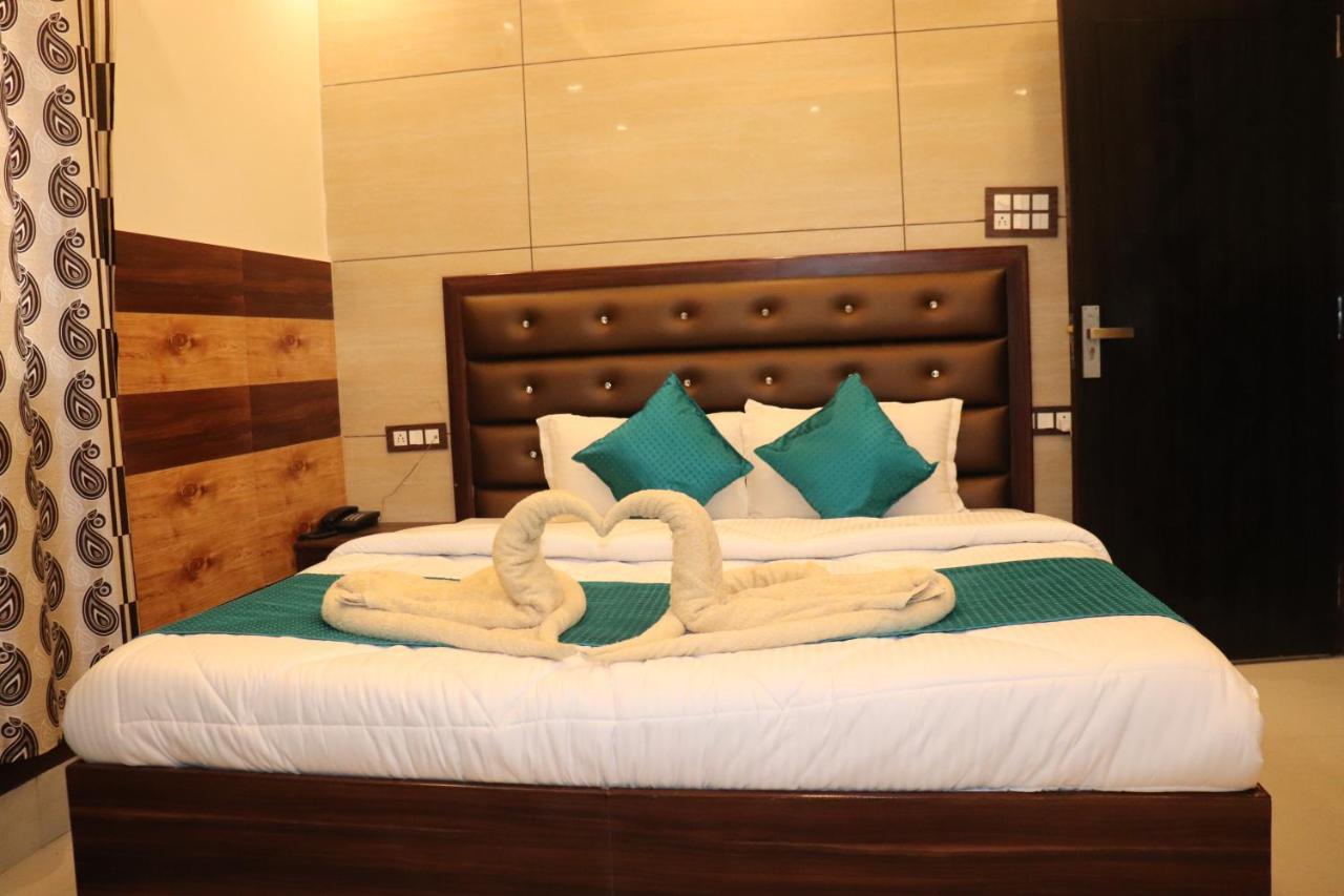 Hotel Famous Haridwār Екстериор снимка